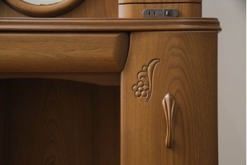 ドレッサーとチェアを綺麗に再生!高品質リペアを施し、防カビ材を塗布。元の色味に合わせて着色。