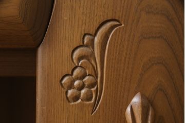 ドレッサーとチェアを綺麗に再生!高品質リペアを施し、防カビ材を塗布。元の色味に合わせて着色。