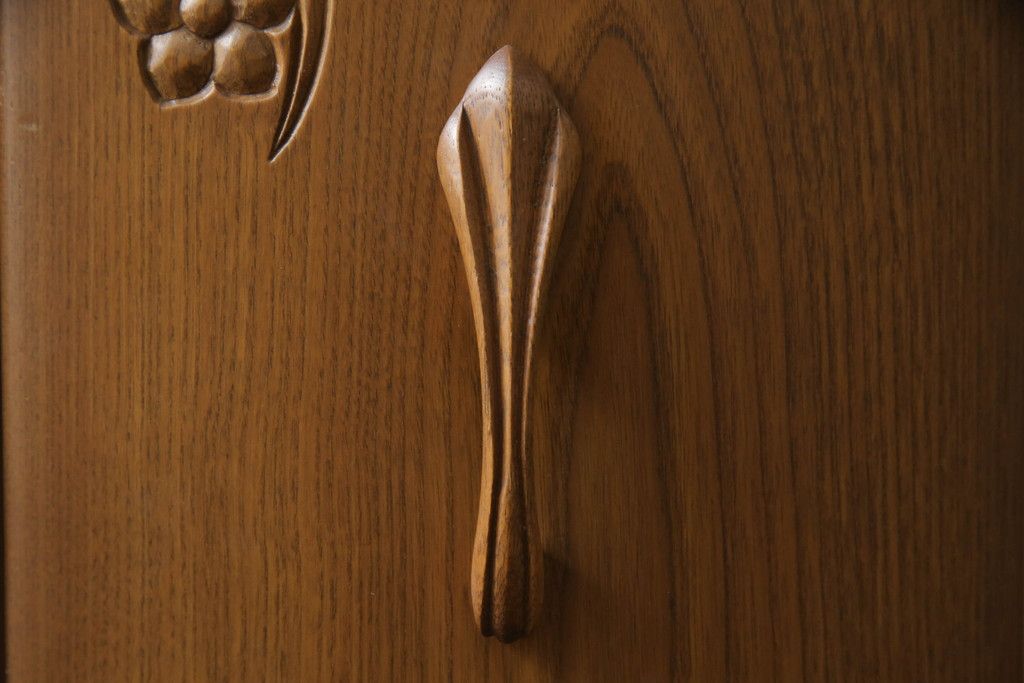 ドレッサーとチェアを綺麗に再生!高品質リペアを施し、防カビ材を塗布。元の色味に合わせて着色。