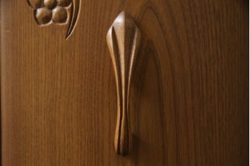 ドレッサーとチェアを綺麗に再生!高品質リペアを施し、防カビ材を塗布。元の色味に合わせて着色。