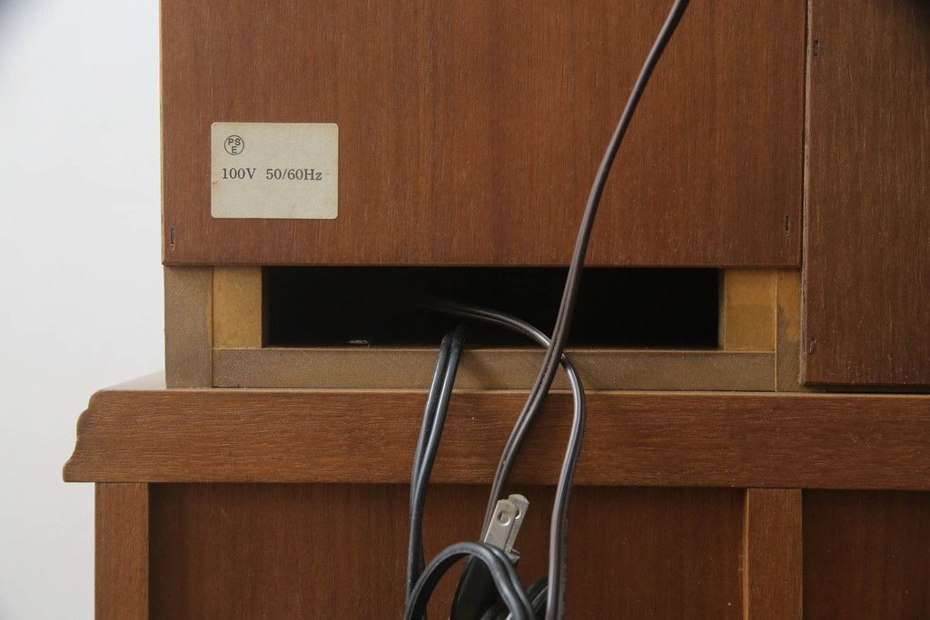 ドレッサーとチェアを綺麗に再生!高品質リペアを施し、防カビ材を塗布。元の色味に合わせて着色。