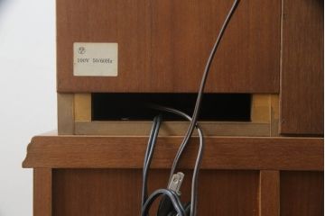 ドレッサーとチェアを綺麗に再生!高品質リペアを施し、防カビ材を塗布。元の色味に合わせて着色。