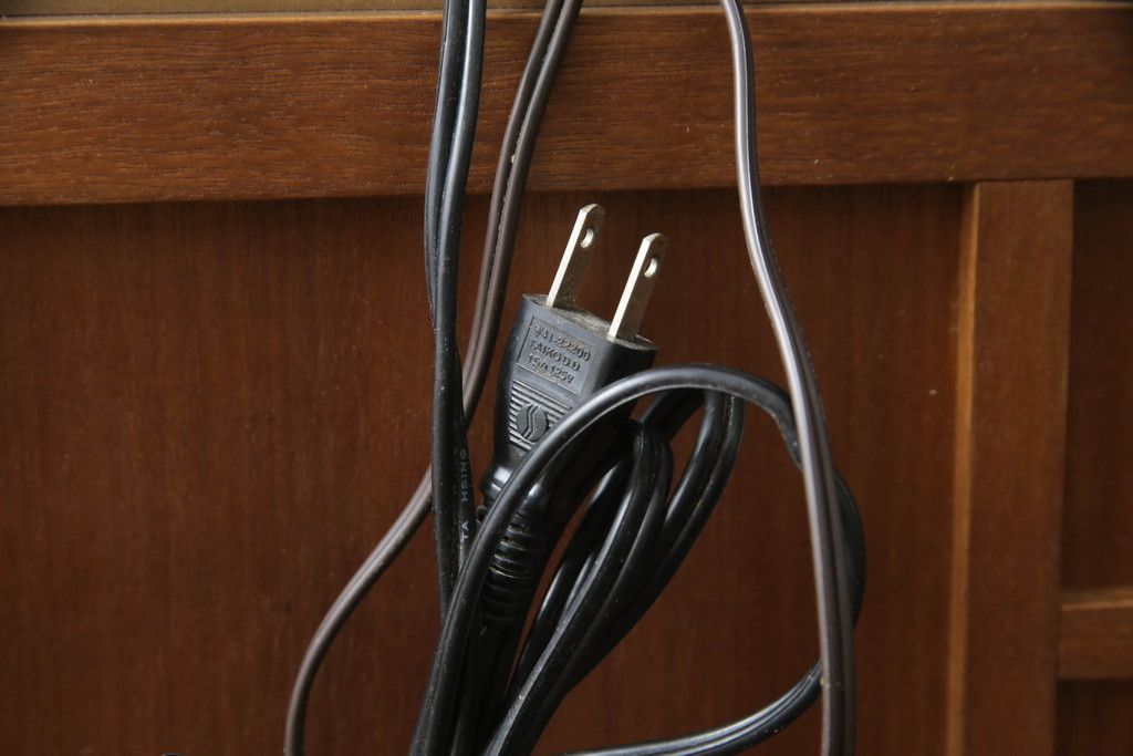 ドレッサーとチェアを綺麗に再生!高品質リペアを施し、防カビ材を塗布。元の色味に合わせて着色。