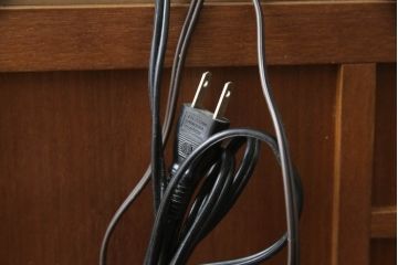 ドレッサーとチェアを綺麗に再生!高品質リペアを施し、防カビ材を塗布。元の色味に合わせて着色。