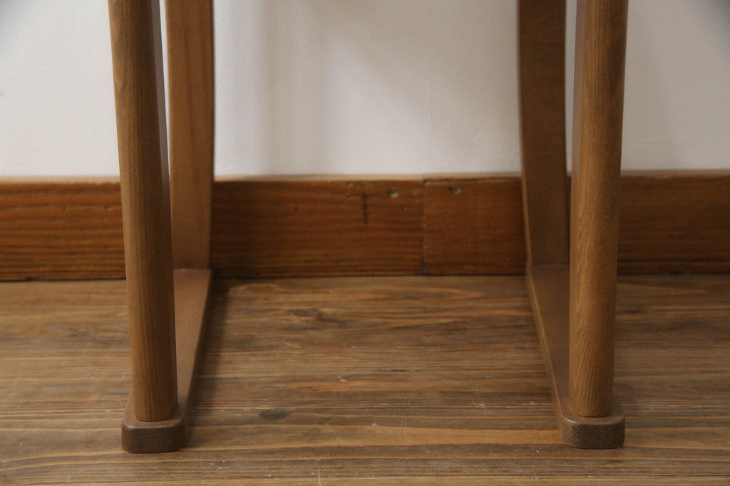 ドレッサーとチェアを綺麗に再生!高品質リペアを施し、防カビ材を塗布。元の色味に合わせて着色。