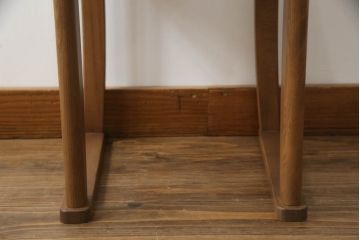 ドレッサーとチェアを綺麗に再生!高品質リペアを施し、防カビ材を塗布。元の色味に合わせて着色。