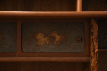 茶箪笥を2つのローボードにリメイク!上段は板戸にモールガラスに変更。上段・下段ともにガラス戸をすりガラスに変更し、棚板を新たに制作。ワントーン落ち着いた色に着色仕上げ。