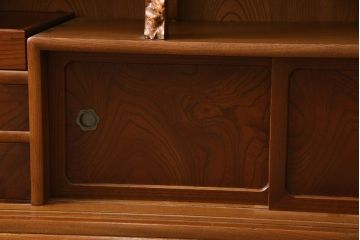 茶箪笥を2つのローボードにリメイク!上段は板戸にモールガラスに変更。上段・下段ともにガラス戸をすりガラスに変更し、棚板を新たに制作。ワントーン落ち着いた色に着色仕上げ。