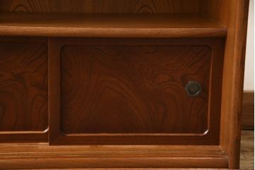 茶箪笥を2つのローボードにリメイク!上段は板戸にモールガラスに変更。上段・下段ともにガラス戸をすりガラスに変更し、棚板を新たに制作。ワントーン落ち着いた色に着色仕上げ。