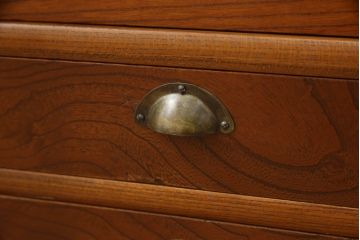 茶箪笥を2つのローボードにリメイク!上段は板戸にモールガラスに変更。上段・下段ともにガラス戸をすりガラスに変更し、棚板を新たに制作。ワントーン落ち着いた色に着色仕上げ。