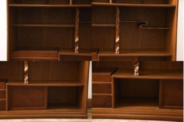茶箪笥を2つのローボードにリメイク!上段は板戸にモールガラスに変更。上段・下段ともにガラス戸をすりガラスに変更し、棚板を新たに制作。ワントーン落ち着いた色に着色仕上げ。