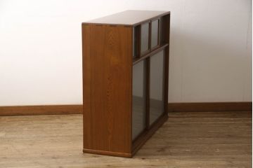 茶箪笥を2つのローボードにリメイク!上段は板戸にモールガラスに変更。上段・下段ともにガラス戸をすりガラスに変更し、棚板を新たに制作。ワントーン落ち着いた色に着色仕上げ。