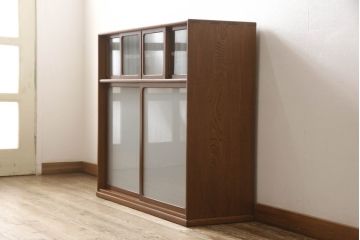 茶箪笥を2つのローボードにリメイク!上段は板戸にモールガラスに変更。上段・下段ともにガラス戸をすりガラスに変更し、棚板を新たに制作。ワントーン落ち着いた色に着色仕上げ。