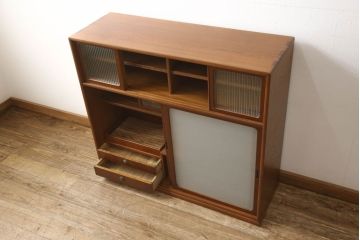 茶箪笥を2つのローボードにリメイク!上段は板戸にモールガラスに変更。上段・下段ともにガラス戸をすりガラスに変更し、棚板を新たに制作。ワントーン落ち着いた色に着色仕上げ。