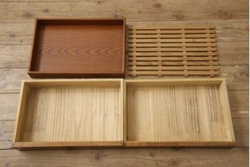 茶箪笥を2つのローボードにリメイク!上段は板戸にモールガラスに変更。上段・下段ともにガラス戸をすりガラスに変更し、棚板を新たに制作。ワントーン落ち着いた色に着色仕上げ。