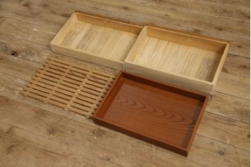 茶箪笥を2つのローボードにリメイク!上段は板戸にモールガラスに変更。上段・下段ともにガラス戸をすりガラスに変更し、棚板を新たに制作。ワントーン落ち着いた色に着色仕上げ。