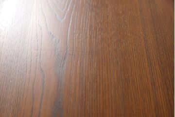 茶箪笥を2つのローボードにリメイク!上段は板戸にモールガラスに変更。上段・下段ともにガラス戸をすりガラスに変更し、棚板を新たに制作。ワントーン落ち着いた色に着色仕上げ。