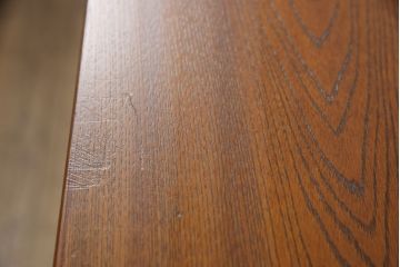 茶箪笥を2つのローボードにリメイク!上段は板戸にモールガラスに変更。上段・下段ともにガラス戸をすりガラスに変更し、棚板を新たに制作。ワントーン落ち着いた色に着色仕上げ。