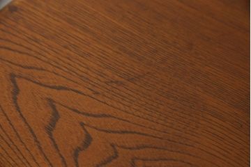 茶箪笥を2つのローボードにリメイク!上段は板戸にモールガラスに変更。上段・下段ともにガラス戸をすりガラスに変更し、棚板を新たに制作。ワントーン落ち着いた色に着色仕上げ。