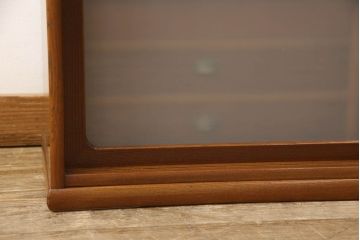 茶箪笥を2つのローボードにリメイク!上段は板戸にモールガラスに変更。上段・下段ともにガラス戸をすりガラスに変更し、棚板を新たに制作。ワントーン落ち着いた色に着色仕上げ。