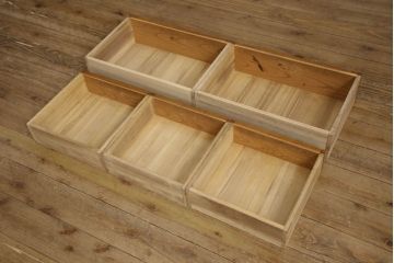 茶箪笥を2つのローボードにリメイク!上段は板戸にモールガラスに変更。上段・下段ともにガラス戸をすりガラスに変更し、棚板を新たに制作。ワントーン落ち着いた色に着色仕上げ。