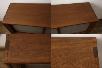 茶箪笥を2つのローボードにリメイク!上段は板戸にモールガラスに変更。上段・下段ともにガラス戸をすりガラスに変更し、棚板を新たに制作。ワントーン落ち着いた色に着色仕上げ。