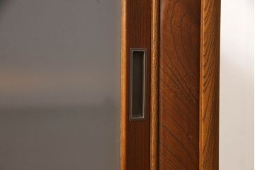 茶箪笥を2つのローボードにリメイク!上段は板戸にモールガラスに変更。上段・下段ともにガラス戸をすりガラスに変更し、棚板を新たに制作。ワントーン落ち着いた色に着色仕上げ。