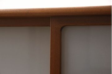 茶箪笥を2つのローボードにリメイク!上段は板戸にモールガラスに変更。上段・下段ともにガラス戸をすりガラスに変更し、棚板を新たに制作。ワントーン落ち着いた色に着色仕上げ。
