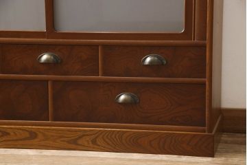 茶箪笥を2つのローボードにリメイク!上段は板戸にモールガラスに変更。上段・下段ともにガラス戸をすりガラスに変更し、棚板を新たに制作。ワントーン落ち着いた色に着色仕上げ。
