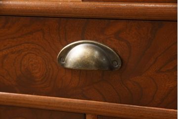 茶箪笥を2つのローボードにリメイク!上段は板戸にモールガラスに変更。上段・下段ともにガラス戸をすりガラスに変更し、棚板を新たに制作。ワントーン落ち着いた色に着色仕上げ。