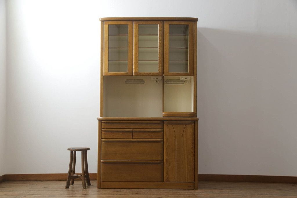 食器棚を綺麗に再生!高品質リペアを施し、天然成分の防カビ材を塗布。