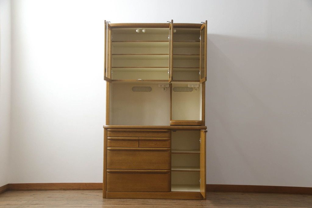 食器棚を綺麗に再生!高品質リペアを施し、天然成分の防カビ材を塗布。