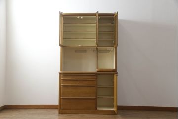 食器棚を綺麗に再生!高品質リペアを施し、天然成分の防カビ材を塗布。