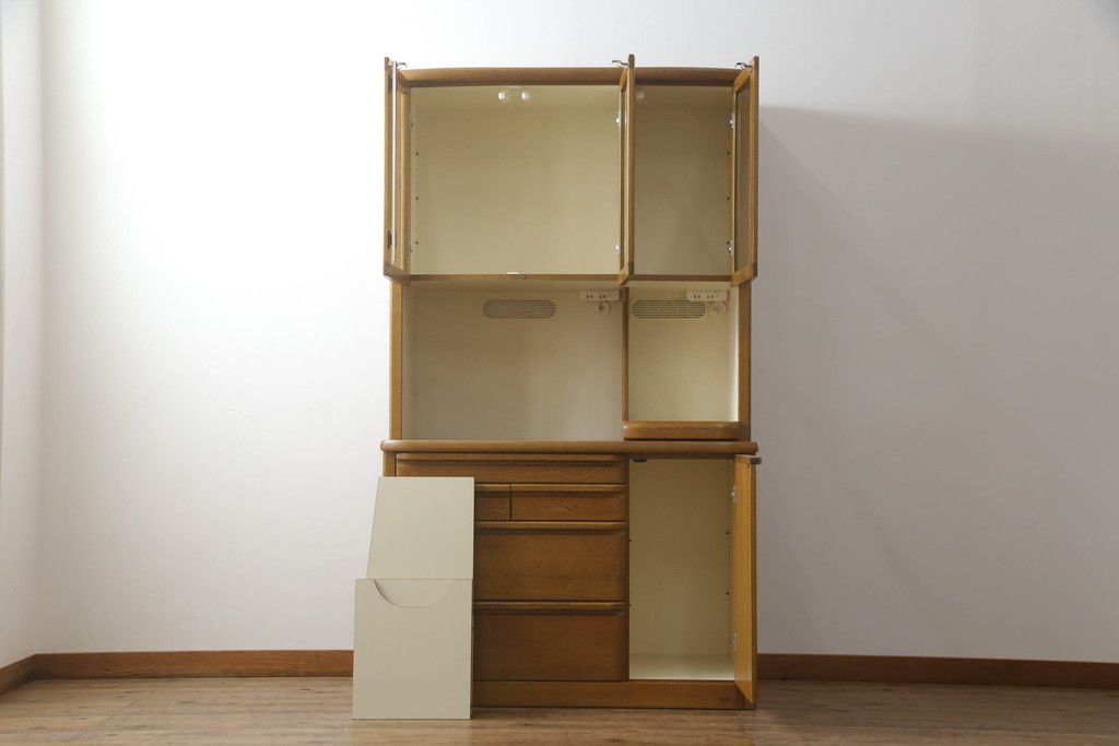 食器棚を綺麗に再生!高品質リペアを施し、天然成分の防カビ材を塗布。