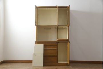 食器棚を綺麗に再生!高品質リペアを施し、天然成分の防カビ材を塗布。