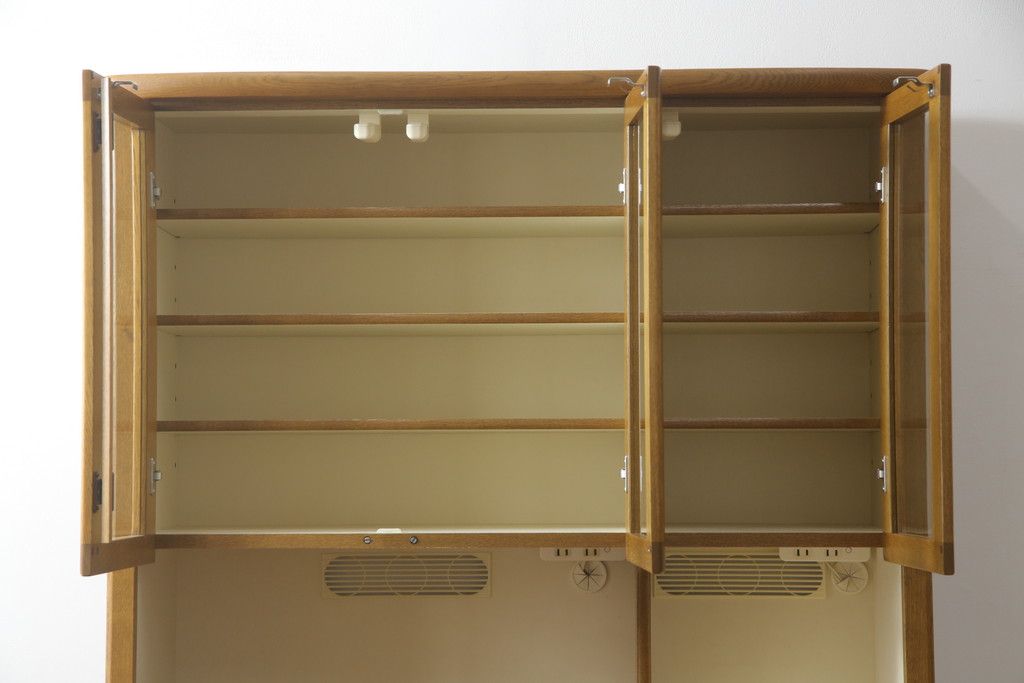 食器棚を綺麗に再生!高品質リペアを施し、天然成分の防カビ材を塗布。