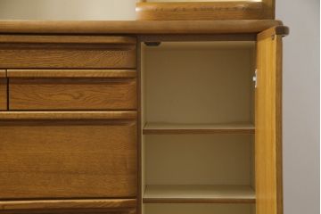 食器棚を綺麗に再生!高品質リペアを施し、天然成分の防カビ材を塗布。