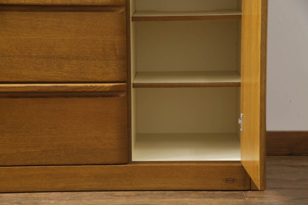 食器棚を綺麗に再生!高品質リペアを施し、天然成分の防カビ材を塗布。