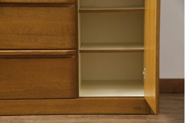 食器棚を綺麗に再生!高品質リペアを施し、天然成分の防カビ材を塗布。