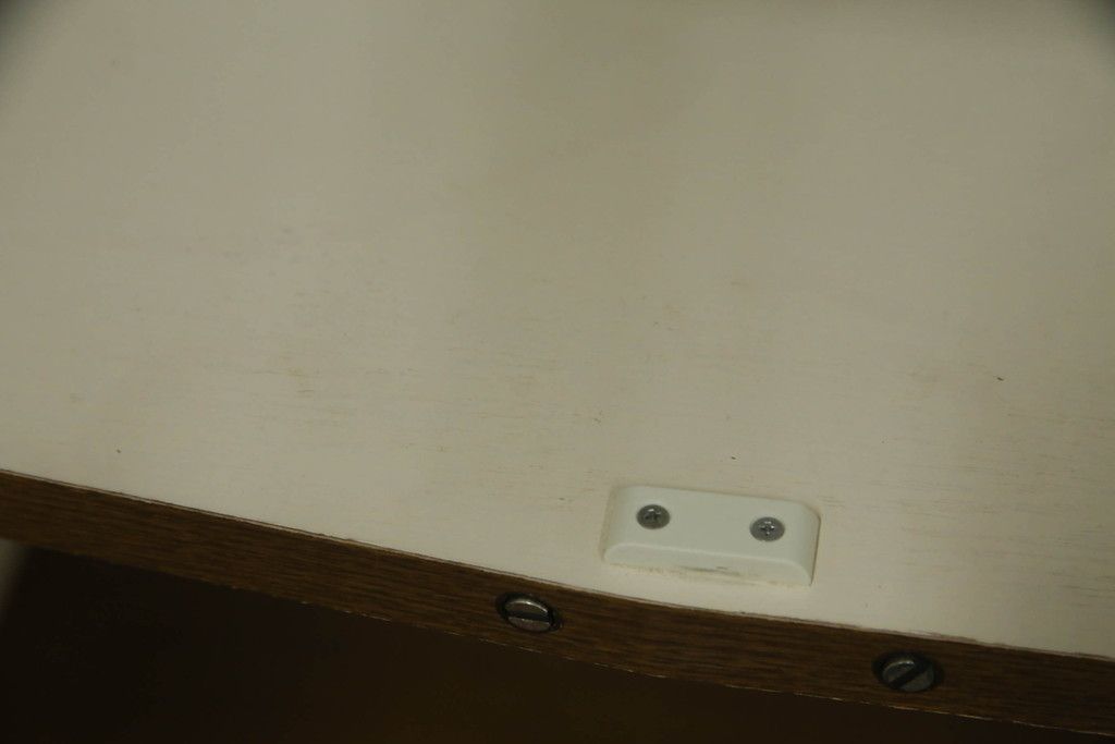 食器棚を綺麗に再生!高品質リペアを施し、天然成分の防カビ材を塗布。