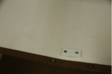 食器棚を綺麗に再生!高品質リペアを施し、天然成分の防カビ材を塗布。