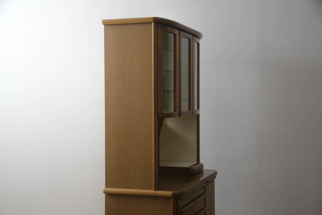 食器棚を綺麗に再生!高品質リペアを施し、天然成分の防カビ材を塗布。