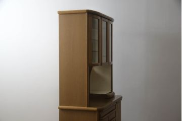 食器棚を綺麗に再生!高品質リペアを施し、天然成分の防カビ材を塗布。