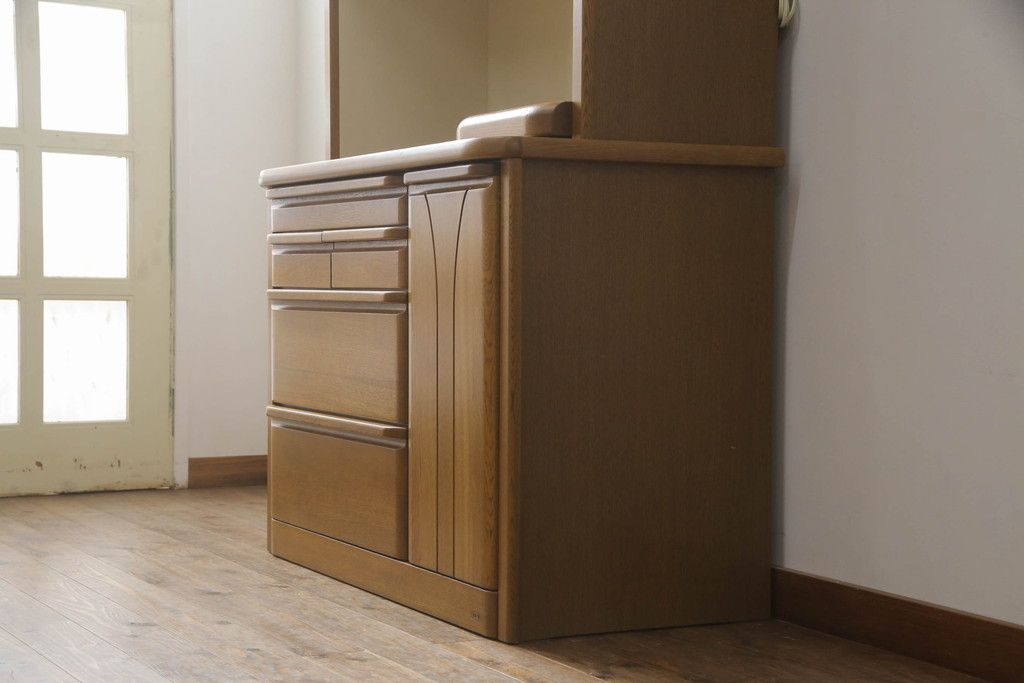 食器棚を綺麗に再生!高品質リペアを施し、天然成分の防カビ材を塗布。