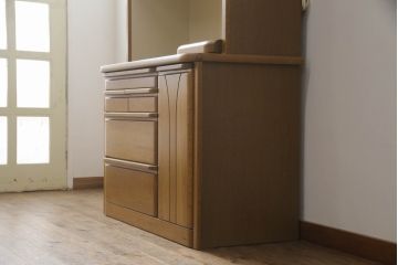 食器棚を綺麗に再生!高品質リペアを施し、天然成分の防カビ材を塗布。