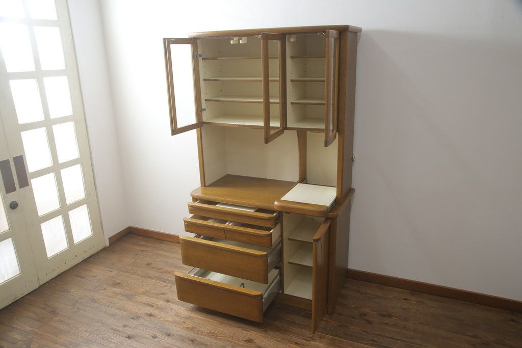 食器棚を綺麗に再生!高品質リペアを施し、天然成分の防カビ材を塗布。