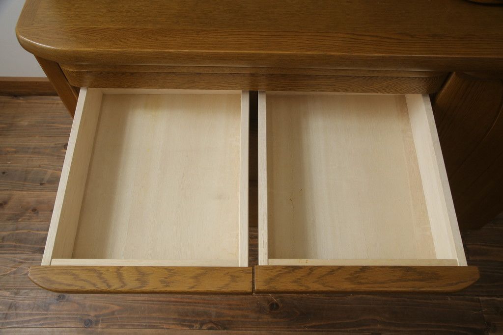 食器棚を綺麗に再生!高品質リペアを施し、天然成分の防カビ材を塗布。