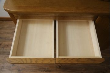 食器棚を綺麗に再生!高品質リペアを施し、天然成分の防カビ材を塗布。