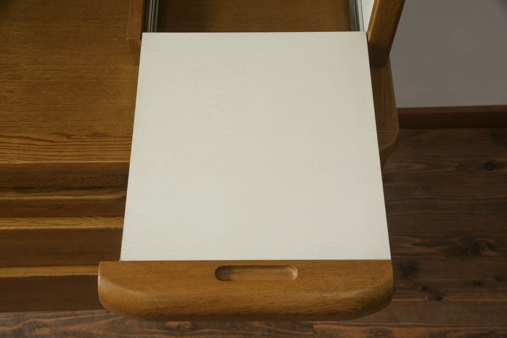 食器棚を綺麗に再生!高品質リペアを施し、天然成分の防カビ材を塗布。