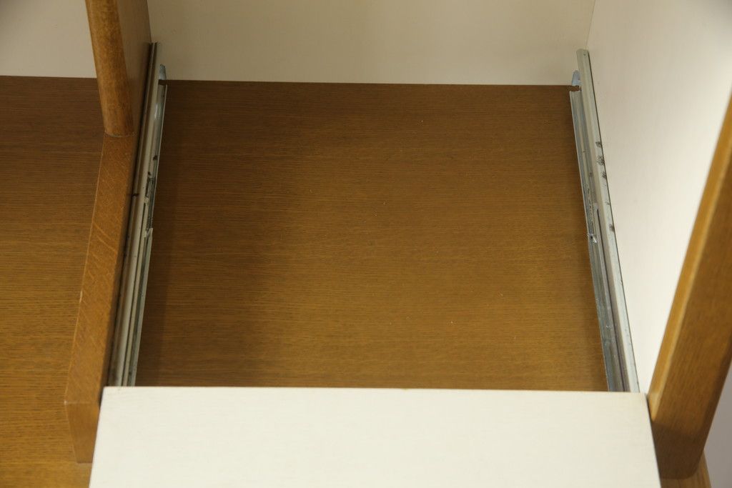 食器棚を綺麗に再生!高品質リペアを施し、天然成分の防カビ材を塗布。